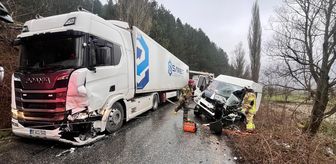 Ödemiş'te tırla çarpışan minibüsteki 2 kişi yaralandı