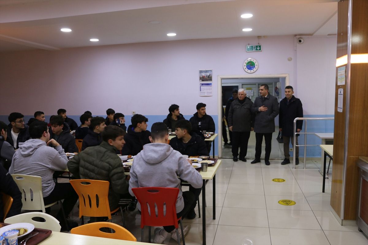 Of Kaymakamı Akça, lise öğrencileriyle iftar yaptı
