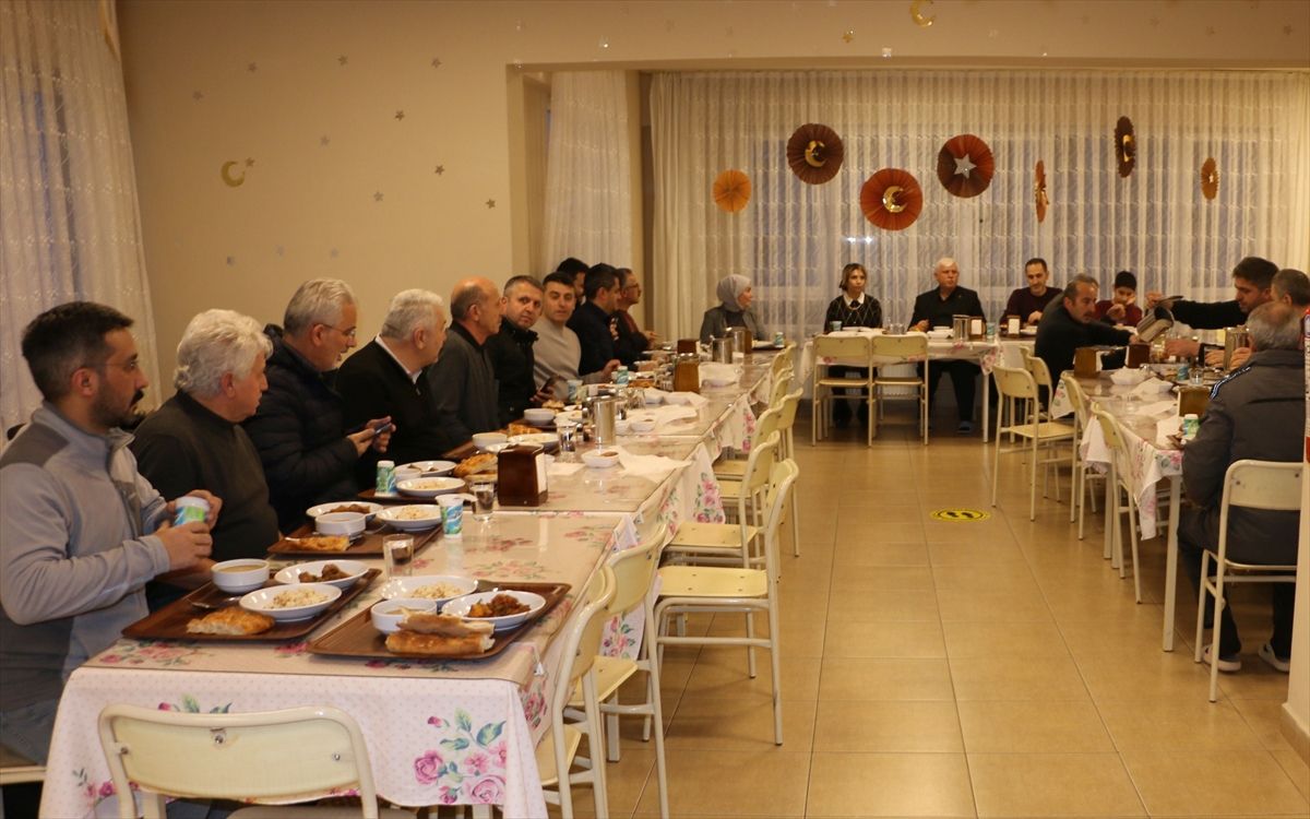 Of'ta Eğitimciler İftarda Buluştu