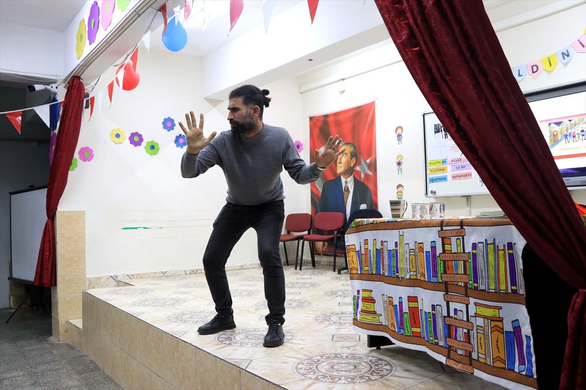 Öğrencilere kitap sevgisi ve afet bilinci aşılamak için kırsaldaki okulları geziyor