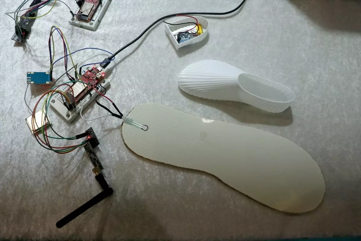 Öğrencilerin geliştirdiği akıllı ayakkabı tabanlığı, Alzheimer ve otizmli bireylerin izini sürecek