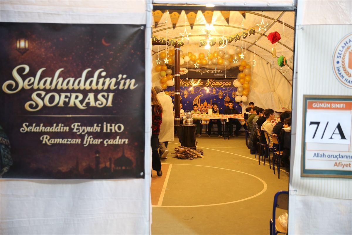Okul bahçesindeki "Selahaddin'in Sofrası" öğrencileri iftarda buluşturuyor