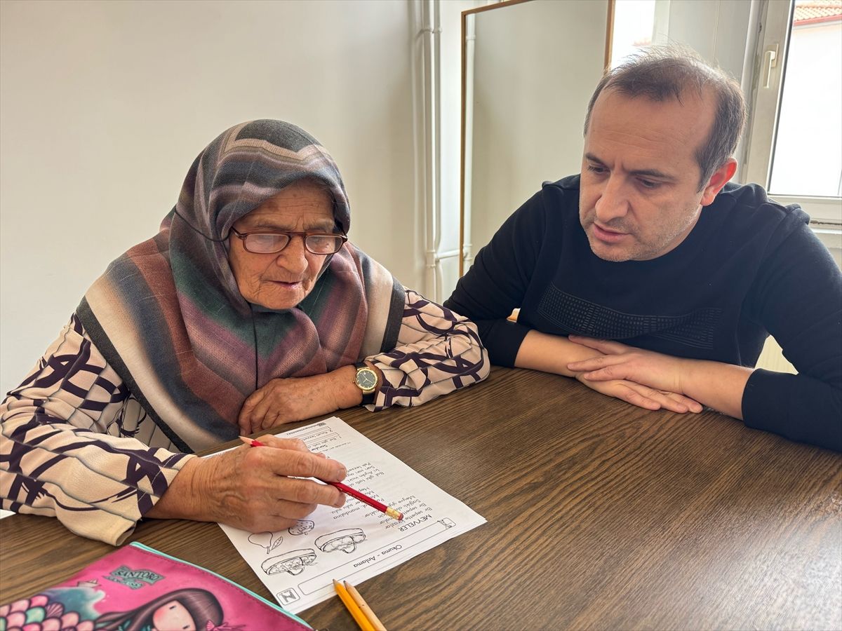 Okul hayali yarım kalınca 80 yaşından sonra okuma yazma öğrendi