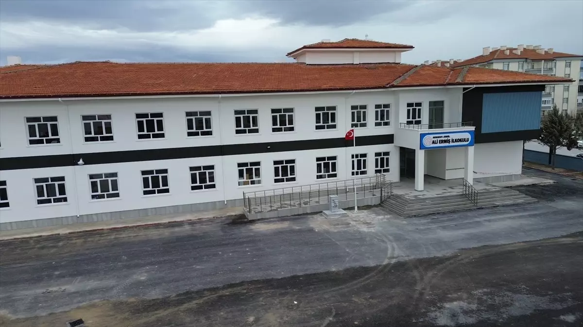 Okula gidememenin üzüntüsünü yaşayan iş insanı, memleketine eğitim kurumu kazandırdı