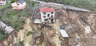 Ordu'da heyelan nedeniyle 2 ev ile halı saha yıkıldı