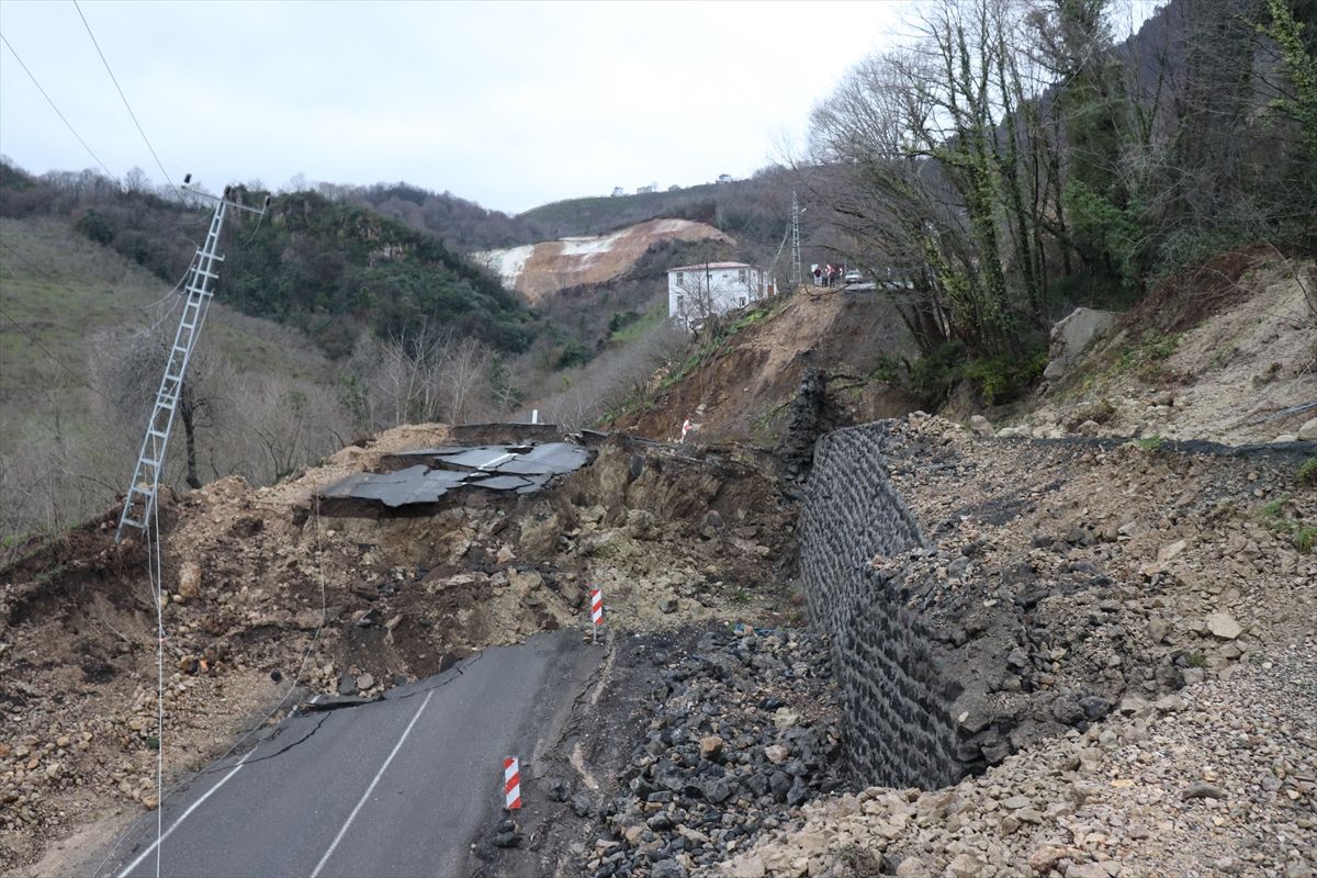 Ordu'da heyelan nedeniyle Ünye-Akkuş yolu ulaşıma kapandı
