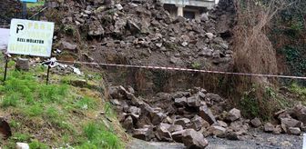 Ordu'da istinat duvarının çökmesi sonucu park halindeki 3 araçta hasar oluştu