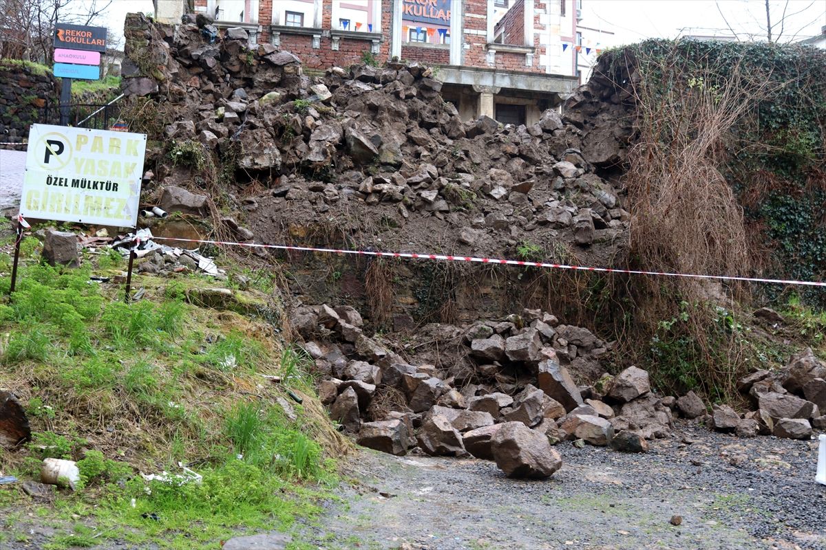 Ordu'da istinat duvarının çökmesi sonucu park halindeki 3 araçta hasar oluştu