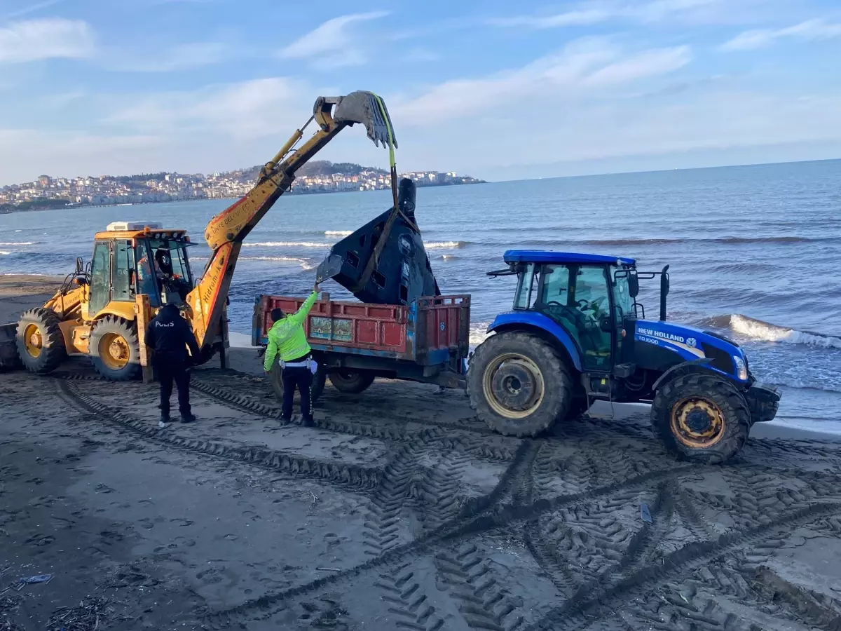 Ordu'da kıyıda bulunan insansız hava aracı parçası, inceleme yapılmak üzere polise teslim edildi