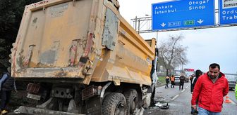 Ordu-Samsun kara yolunda hafriyat kamyonunun devrilmesi sonucu uzun araç kuyruğu oluştu
