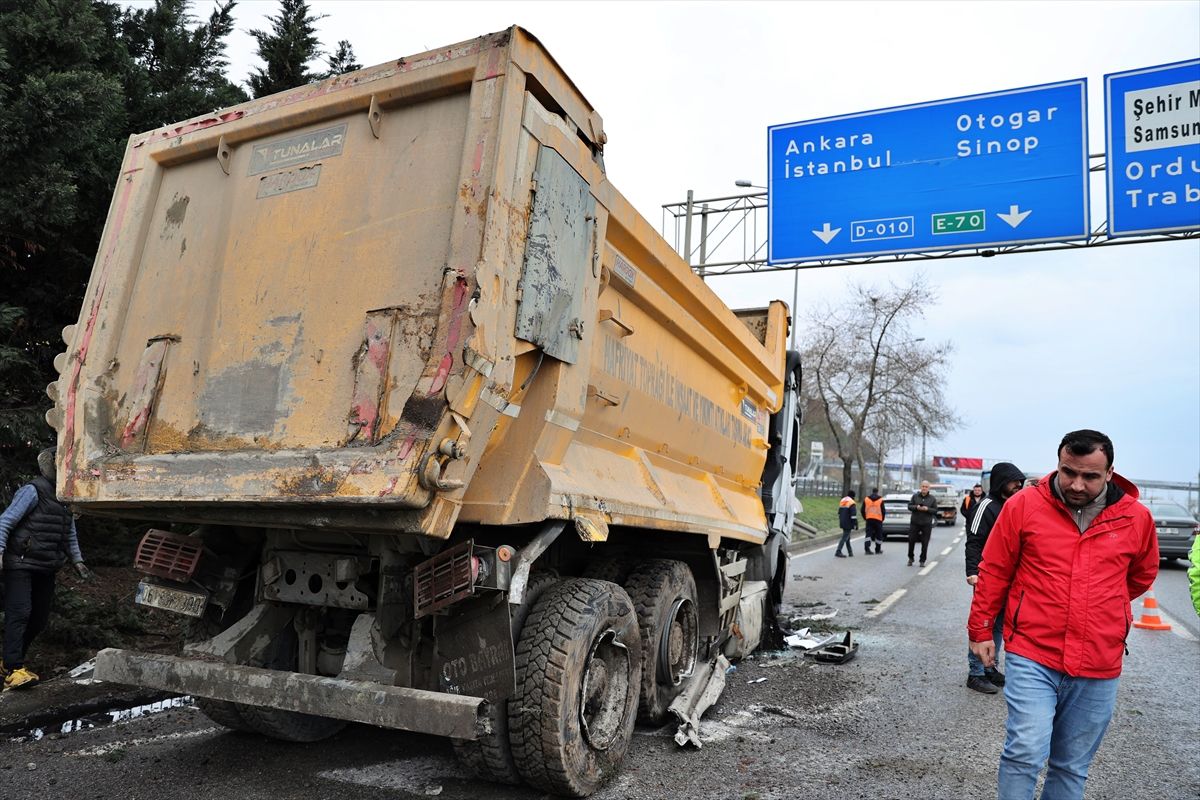 Ordu-Samsun kara yolunda hafriyat kamyonunun devrilmesi sonucu uzun araç kuyruğu oluştu