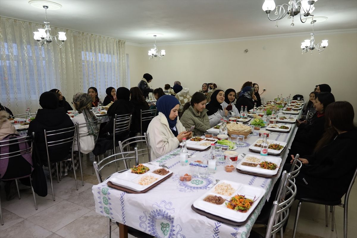 Orta İmam Hatip Lisesi mezunları ile mensupları iftarda buluştu