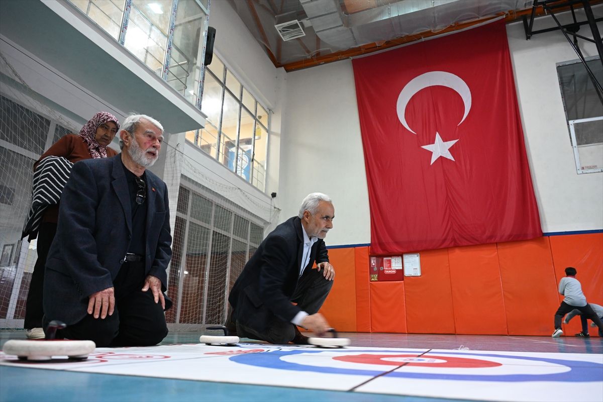 Osmaniye'de dede ve nineler spor müsabakalarında torunlarıyla yarıştı