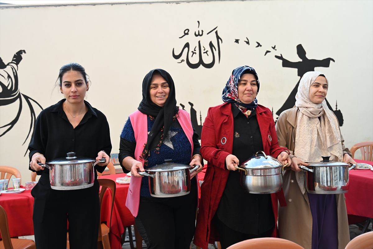 Osmaniye'de ev hanımları, öğrencilere, yetim ve öksüz çocuklara imece usulü iftar veriyor