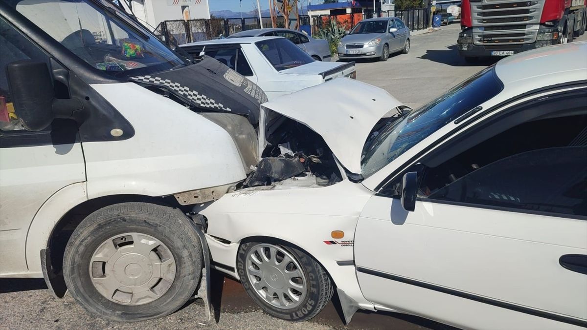 Osmaniye'de minibüsle çarpışan otomobilin sürücüsü yaralandı