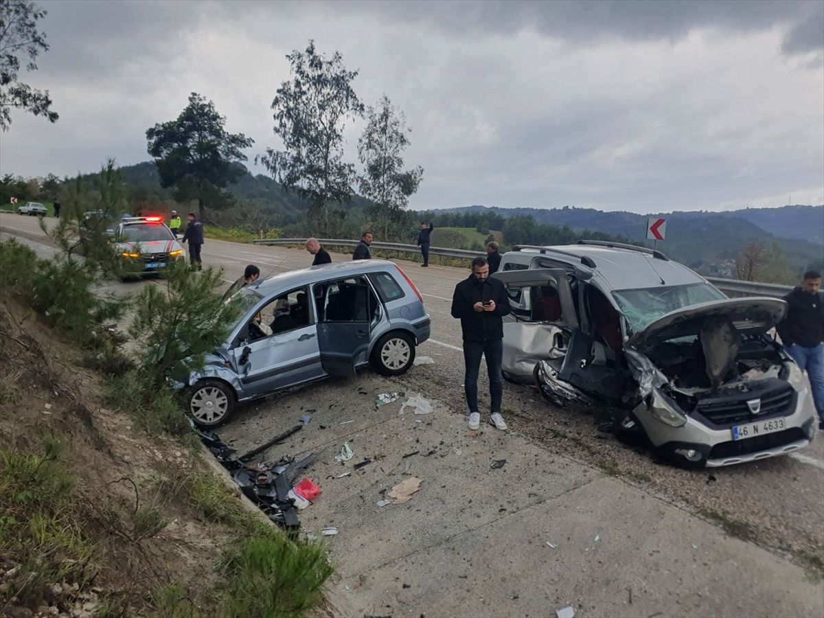 Osmaniye'de otomobil ile hafif ticari aracın çarpıştığı kazada 6 kişi yaralandı