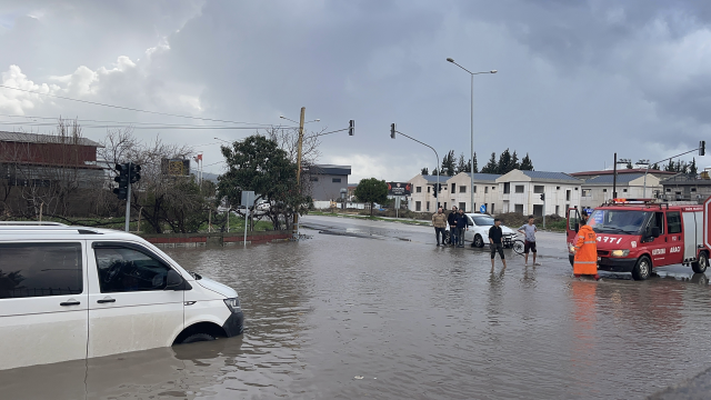 osmaniye de saganak yollar gole dondu araclar 19559080 2215 m