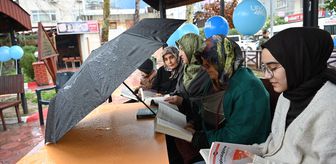 Osmaniye'de yağmurda şemsiye altında kitap okudular