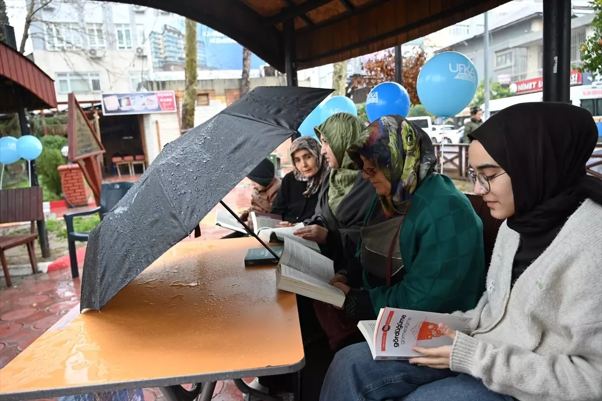 Yağmurda Kitap Okuma Etkinliği: Kadirli İlçesinde Şemsiye Altında Okuma Keyfi