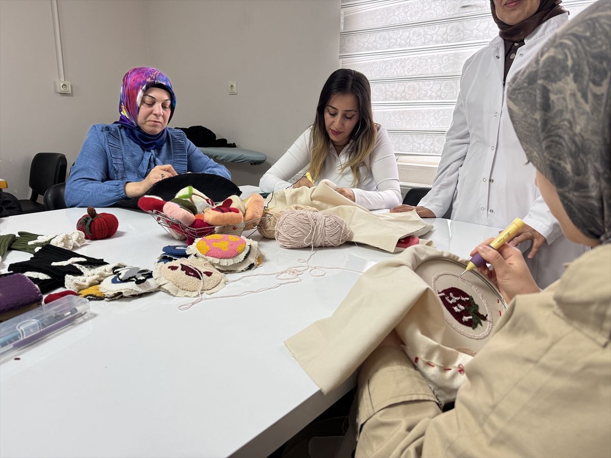 Otizmli oğlunun bakım sürecinde el sanatlarıyla hayata tutundu
