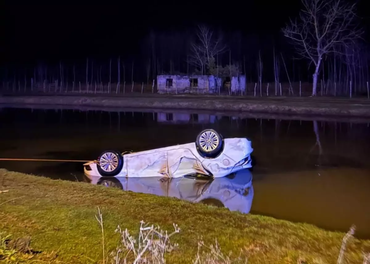 Otomobil, takla atıp su kanalına düştü: 1 ölü, 1 yaralı