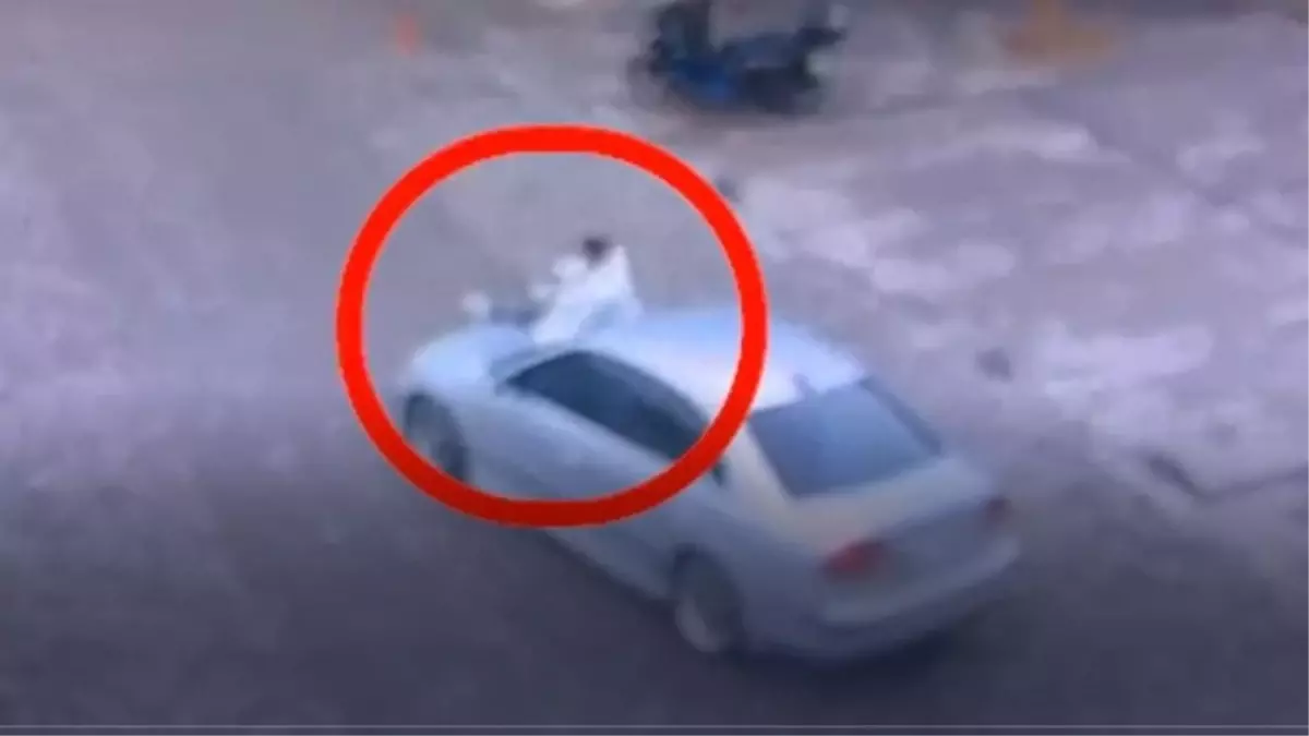 Otomobilin kaputunda yolcu taşıyan sürücüye ceza; o anlar kamerada