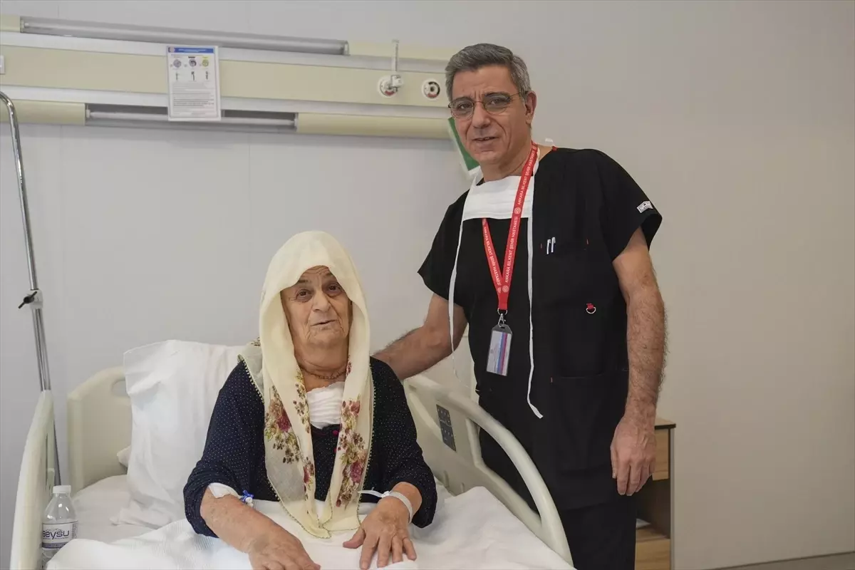 Otuz yıl ertelediği guatr ameliyatında 2 kiloya yakın kitle çıkarıldı