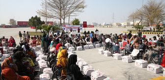 Pakistan'da yaşayan Türk vatandaşları, ihtiyaç sahiplerine gıda desteği ulaştırdı