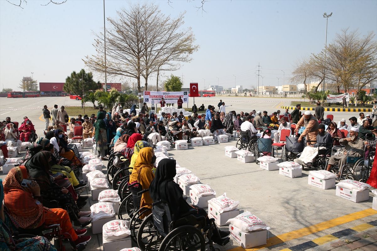 Pakistan'da yaşayan Türk vatandaşları, ihtiyaç sahiplerine gıda desteği ulaştırdı