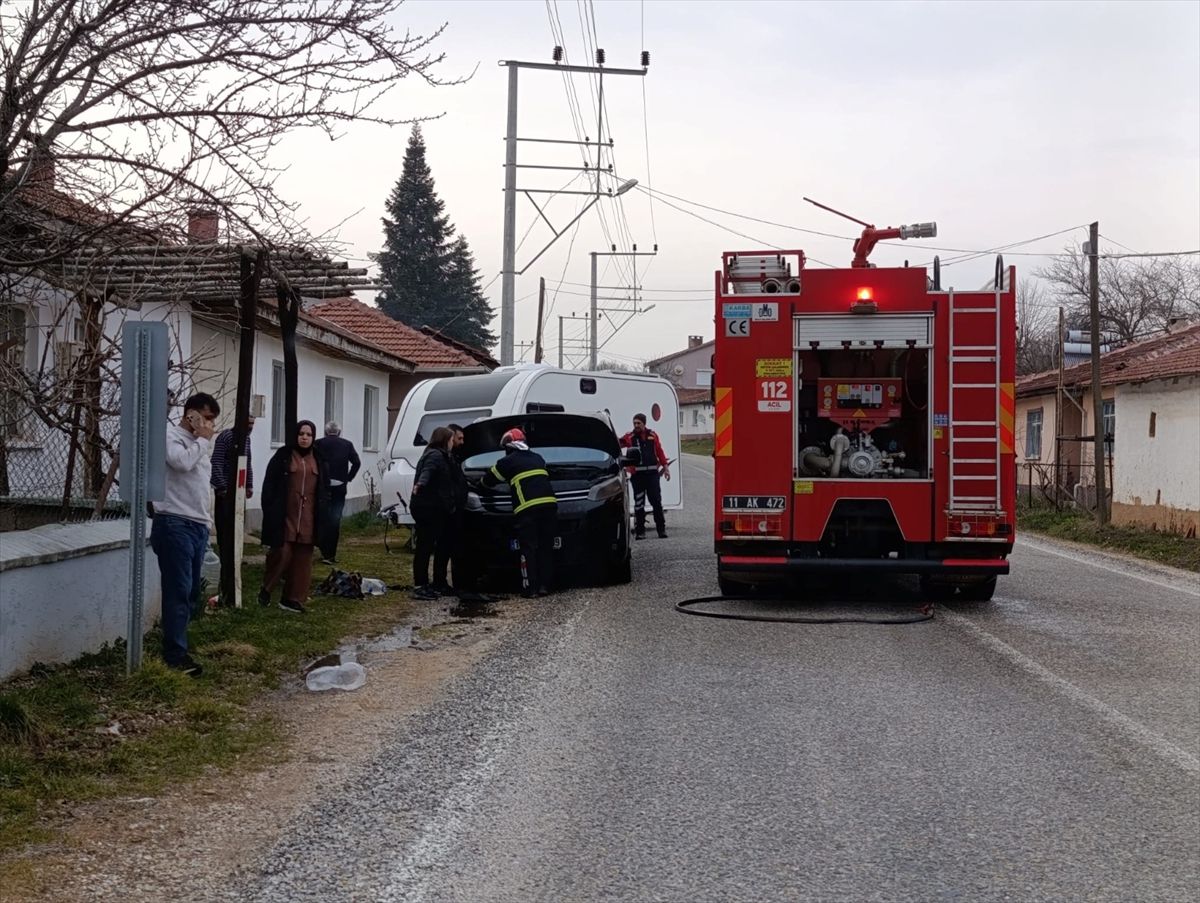 Pazaryeri ilçesinde minibüste çıkan yangın söndürüldü