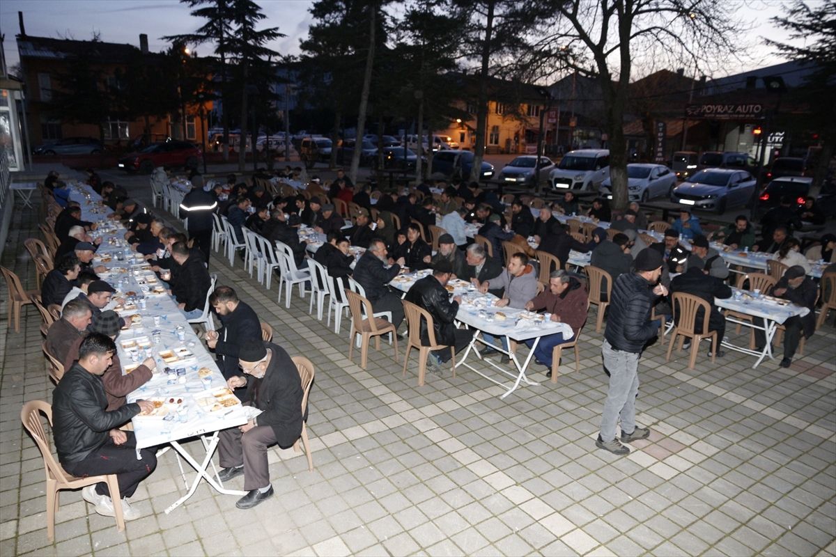 Pazaryeri Yeniden Refah Partisi ilçe halkına toplu iftar verdi