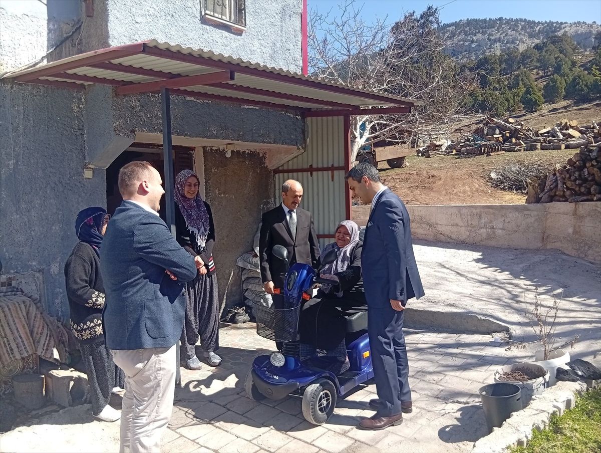 Pozantı'da bedensel engelli kadına akülü tekerlekli sandalye desteği sağlandı