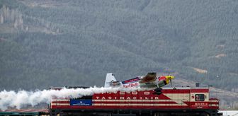 Red Bull sporcusu Costa, hareket halindeki trene iniş yapıp yeniden havalandı