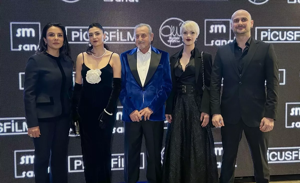 Ressam Devrim Erbil'i anlatan 'Devrim Erbil: Gökyüzü Öyle Maviydi Ki' filminin galası yapıldı