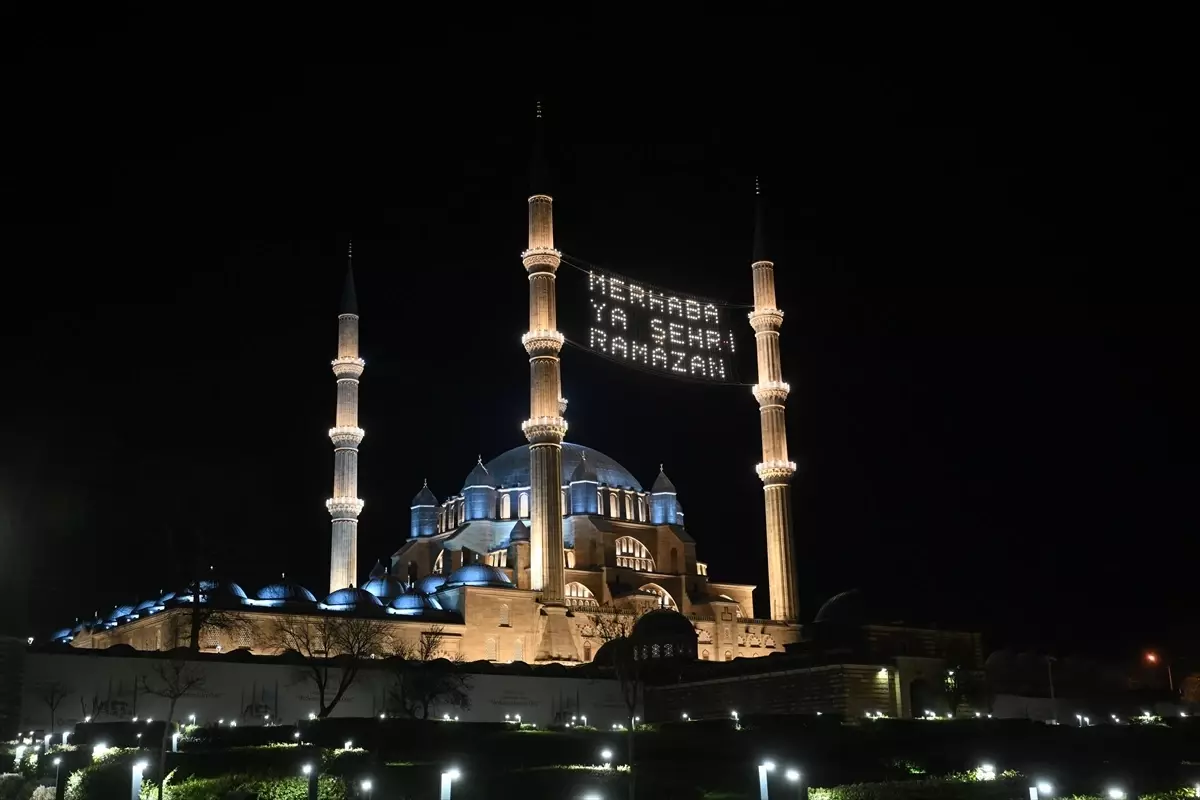 Restorasyonu tamamlanan Selimiye Camisi'nde teravih yoğunluğu