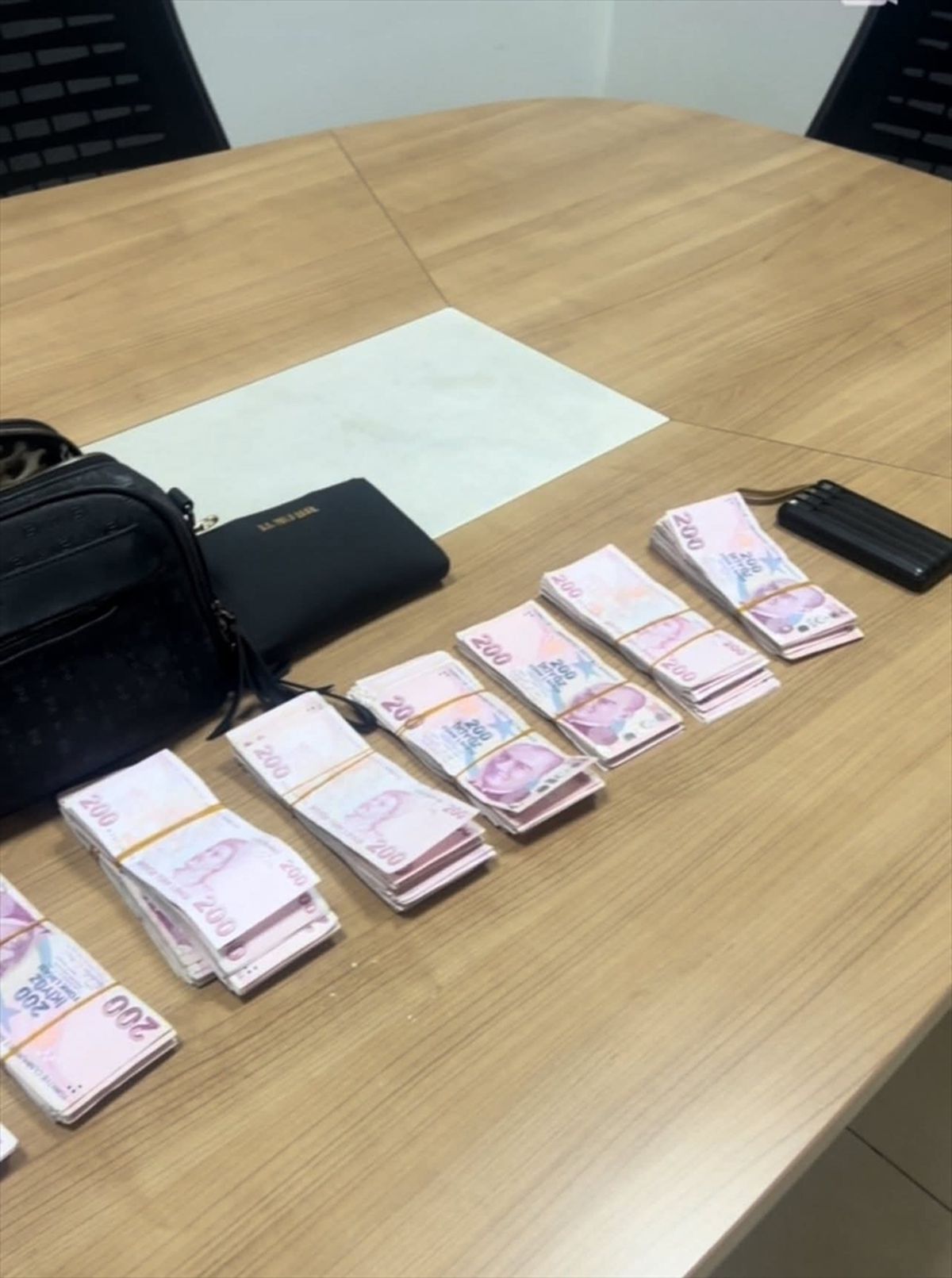 Reyhanlı ilçesinde muhtarların yolda bulduğu para dolu çanta sahibine ulaştırıldı