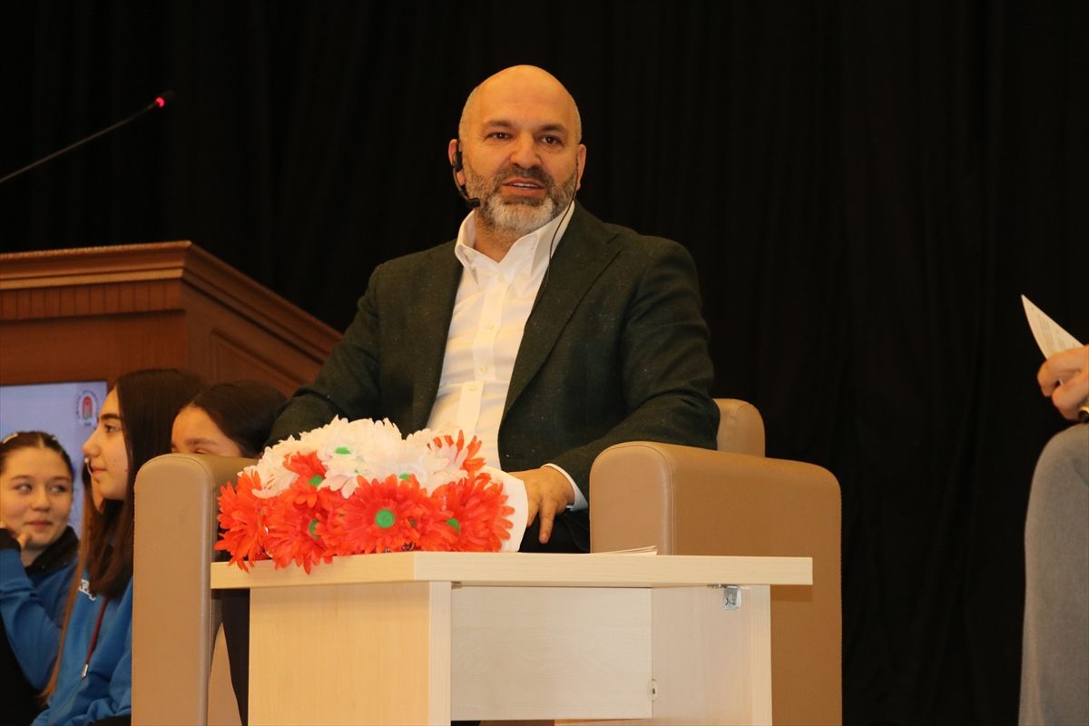 RTÜK Üyesi Davulcu'dan "Dezenformasyon çağında yeni medya ve gençlik" söyleşisi