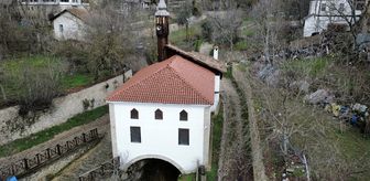 Safranbolu'da altından dere geçen tarihi cami dikkati çekiyor