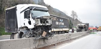 Sakarya'da 3 aracın karıştığı trafik kazasında 2 kişi yaralandı