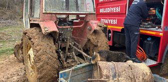 Sakarya'da kafası varile sıkışan köpek itfaiye ekiplerince kurtarıldı