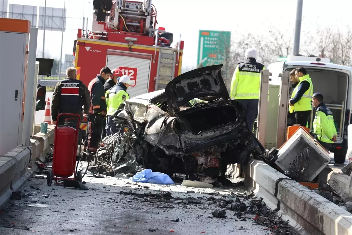 Sakarya'da otoyol gişelerindeki bariyere çarpan otomobilin sürücüsü öldü