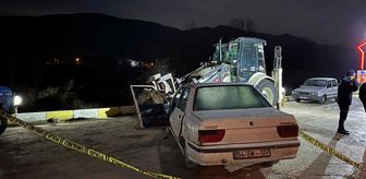 Sakarya'da park halindeki iş makinesine çarpan otomobilin sürücüsü öldü