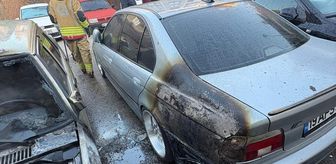Salihli'de park halindeki 2 otomobildeki yangın söndürüldü