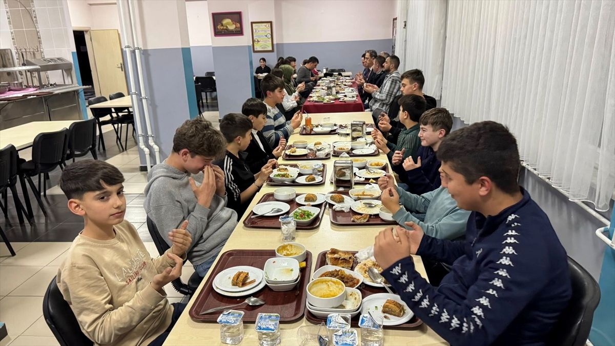 Salıpazarı'nda Kaymakam Beyazıt, öğrencilerle iftarda buluştu