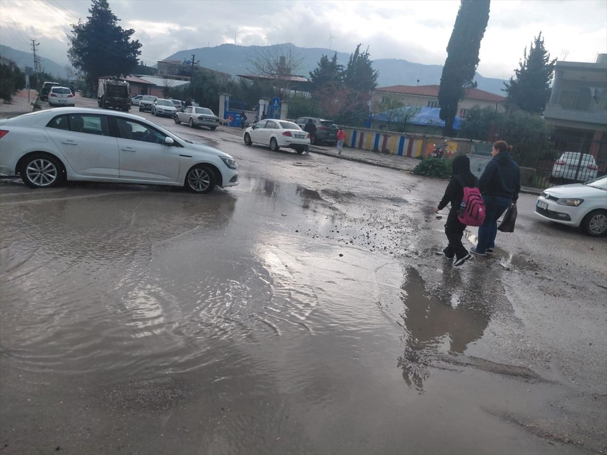 Samandağ ilçesinde sağanak hayatı olumsuz etkiledi