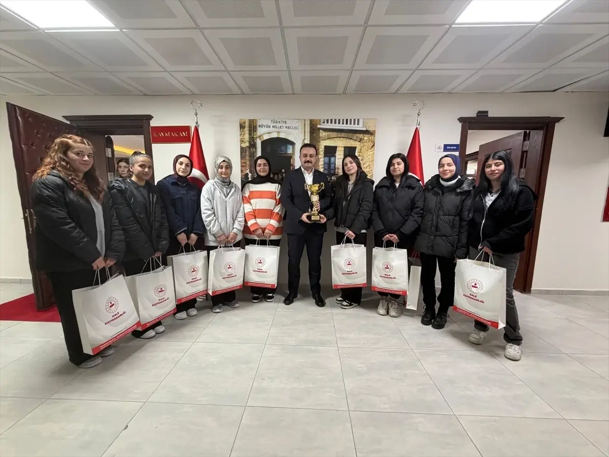 Şampiyon futsal takımı Kale Kaymakamı Batı'yı ziyaret etti