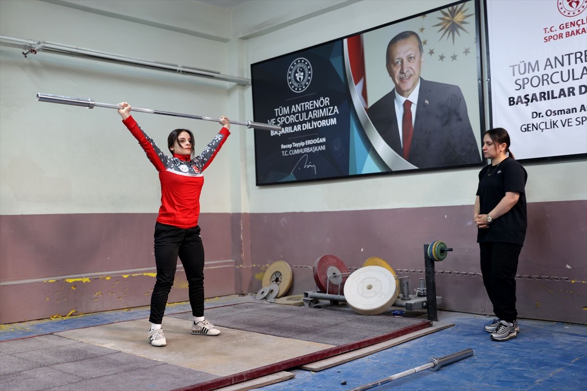 Şampiyon halterci Şaziye, milli sporcular yetiştiriyor