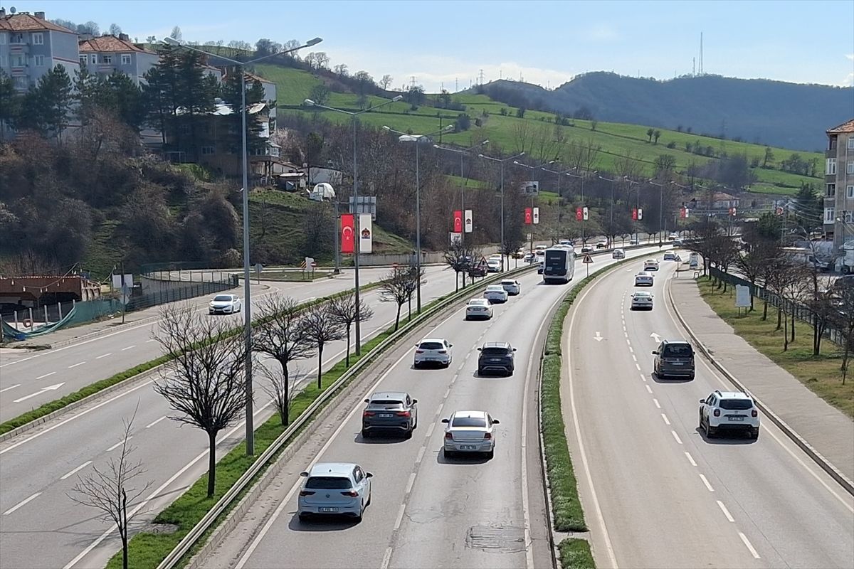 Samsun-Ankara kara yolunun Havza kesiminde trafik yoğunluğu yaşanıyor