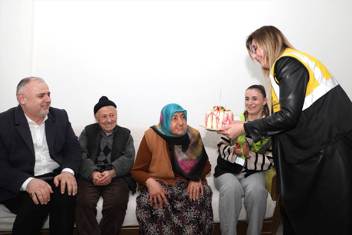Samsun Büyükşehir Belediyesi ekipleri 74 yaşındaki kadının doğum gününü kutladı