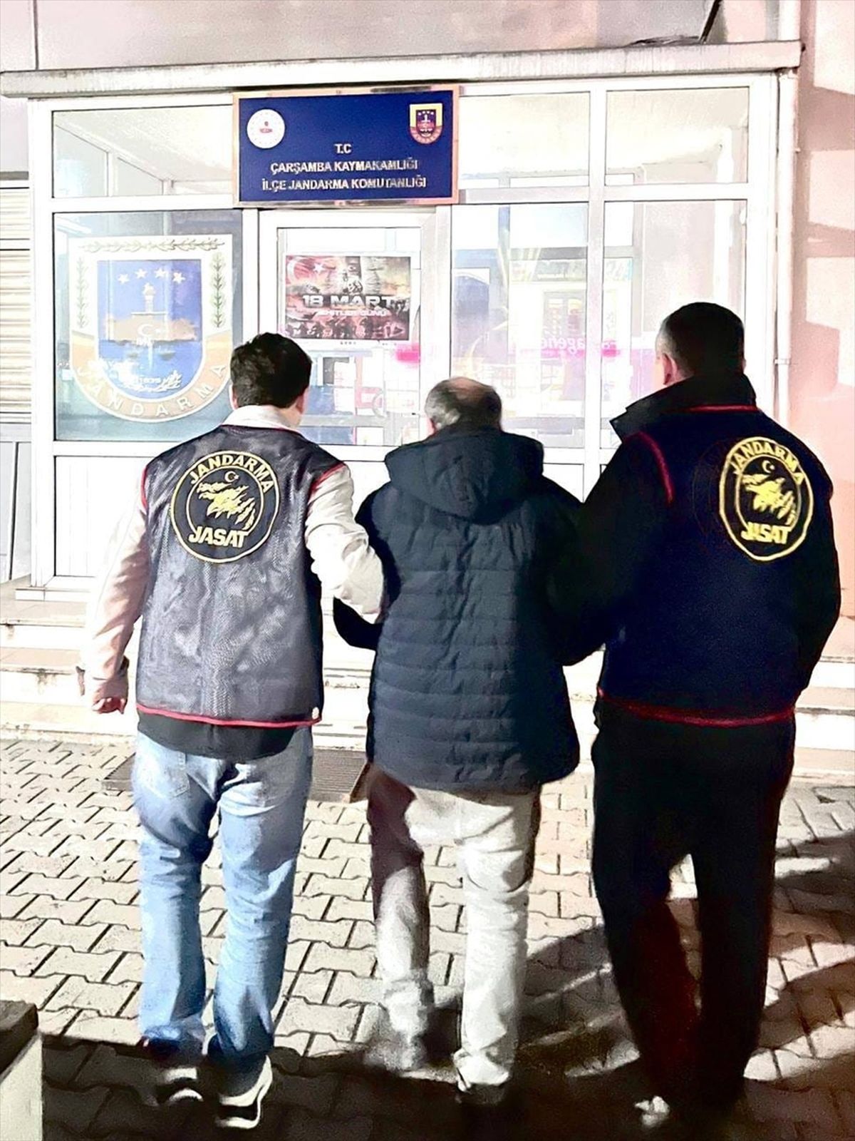 Samsun'da 6 yıl 9 ay hapis cezası bulunan firari hükümlü saklandığı evde yakalandı